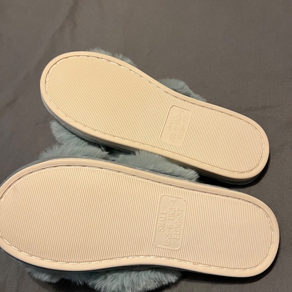 Fuzzy slippers women’s 5-6 - Picture 4 of 4